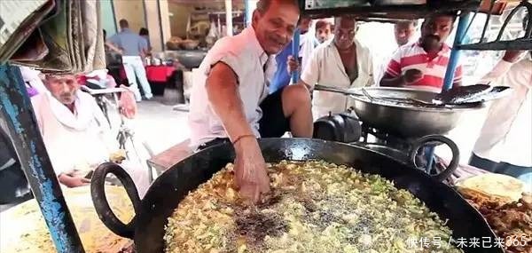 老汉街头做炸鸡,接下来他的动作让人不敢直视