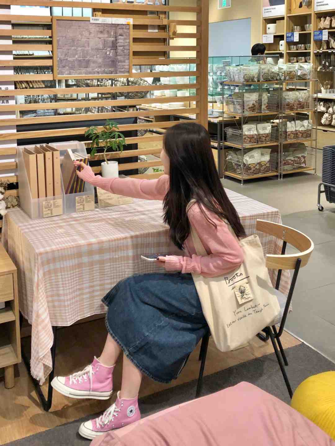 qq秀 开春不知道怎样穿?用粉色毛衣搭配这几条下装,真的封神了