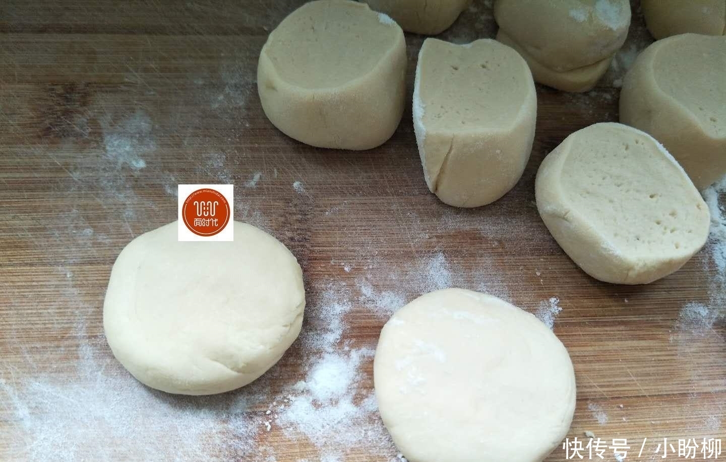 玉米饼,教你一招,比城里卖的蛋糕还要好吃,儿子一下吃了5个