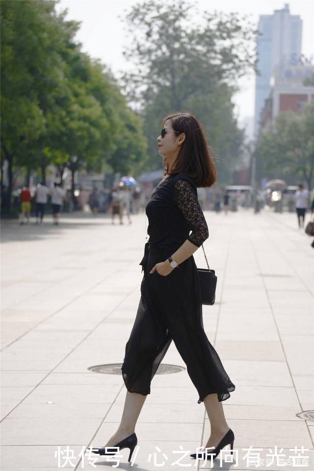 生活|不挑身材的黑色半身长裙,百搭的黑色尖头细跟鞋,穿出气质美
