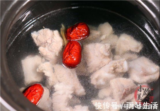 肉质|排骨不管怎么吃，切记别直接焯水，多加这2步，排骨不腥也不柴