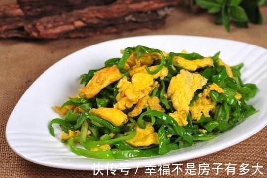 尖椒炒鸡蛋第1步放油就错了，难怪不嫩不香，看大厨教你正确做法
