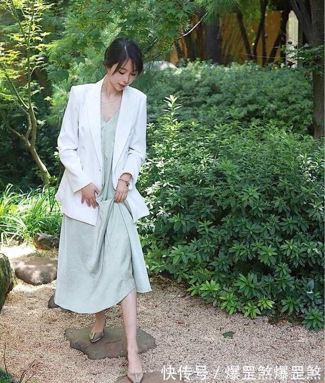 秋天 皮肤暗黄的女生如何选衣服颜色可以尝试这几款,让你显白还好看!