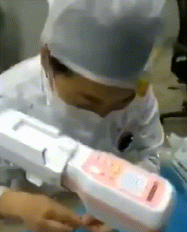 |搞笑GIF:第一次结婚没经验,岳父在上,小婿先干为敬