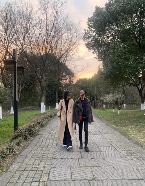 马伊琍终于换风格，穿灰色皮草混搭卫衣，时髦减龄又不失高级