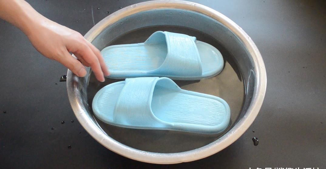 污渍|拖鞋穿久了污垢洗不掉 只需要用它泡一泡, 拖鞋立马干净如新