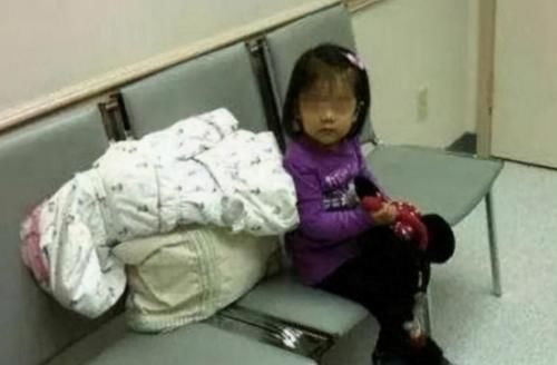 女儿|宝妈深夜生二胎,大女儿独自在产房外等候,护士询问原因后泪目