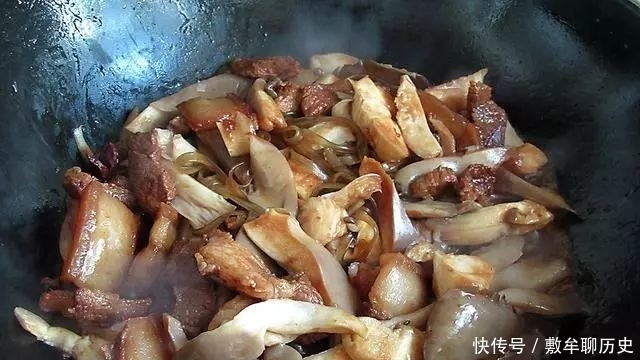 好吃|2分钟教会你家常菜“猪肉炖粉条”的做法，好吃得停不下来