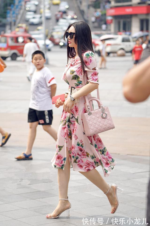 气质|时尚搭配,黑色蕾丝的款式配上吊带背心,散发出时尚气质
