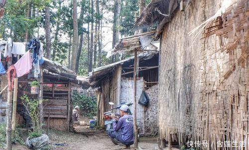 印尼爪哇岛|实拍印尼爪哇岛当地村落，贫富差距大，一半住茅草屋，一半住洋楼