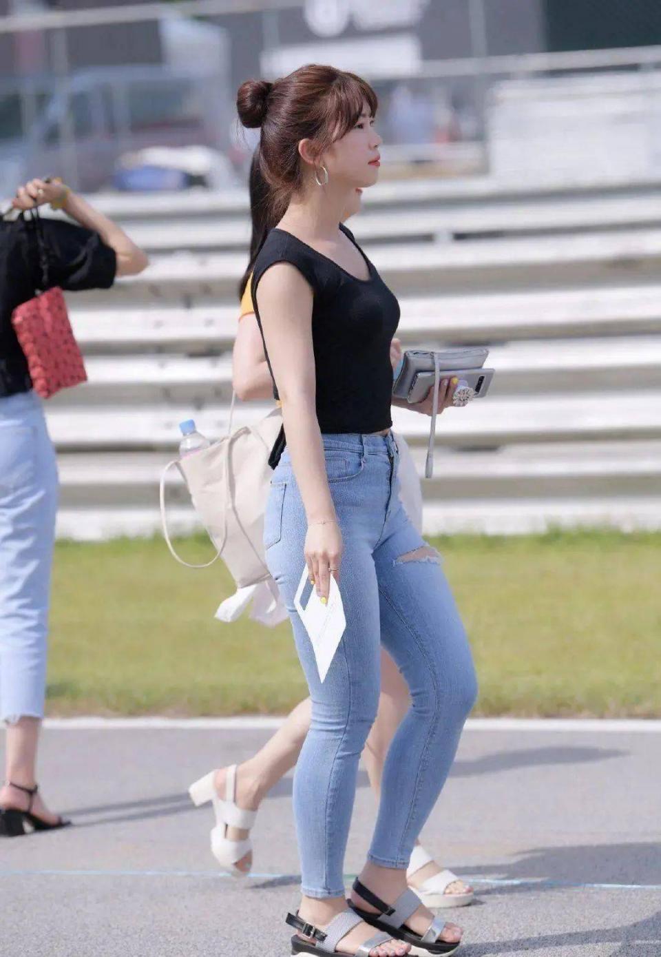 美女|美女街拍:牛仔裤千万别乱穿,随性洒脱的女生,最能穿出帅气利落的潮范