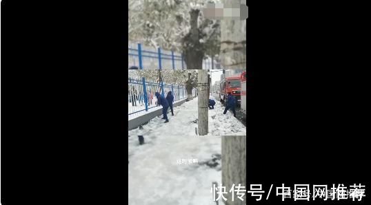 小学生|画面太欢乐!消防员与小学生隔着栅栏打雪仗