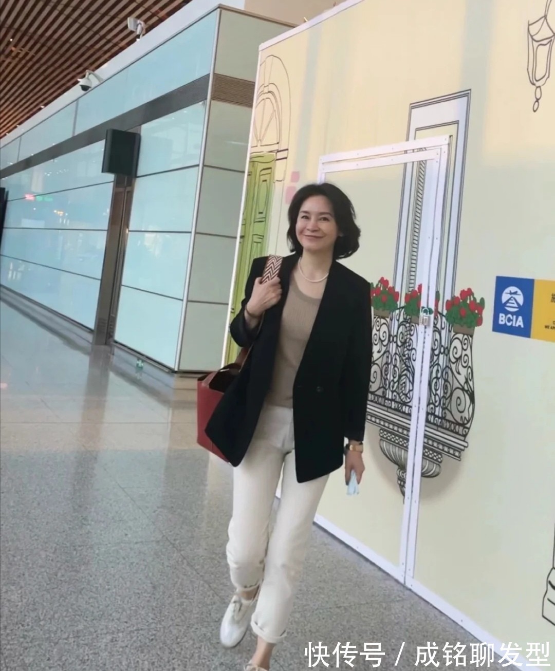 裤装 她才是50岁+妈妈们的穿衣榜样!自然真实不扮嫩,得体大方有气质