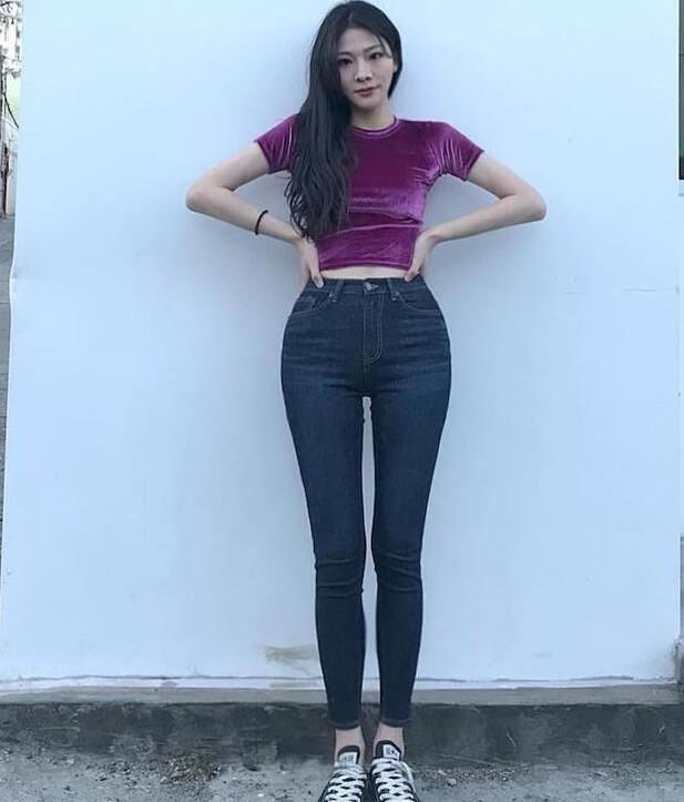 品位|街拍:身材窈窕的牛仔裤美女,展现出不俗的品位