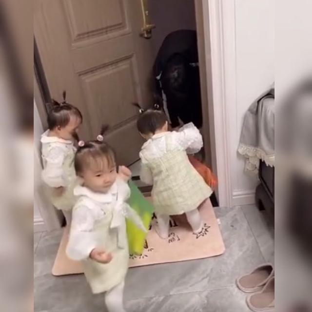 三胞胎|爸爸买菜回来,三胞胎出人意料的举动太暖心,网友:得有多幸福啊