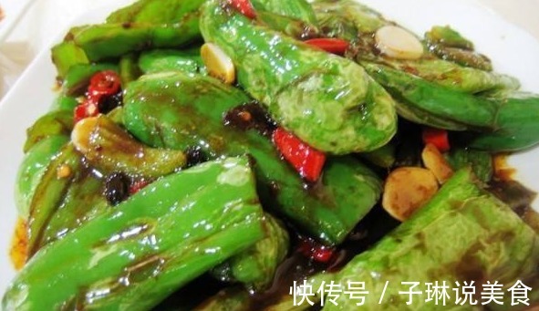 虎皮青椒不用炸，做法更简单，还不油腻，配上米饭比鲍鱼都好吃！