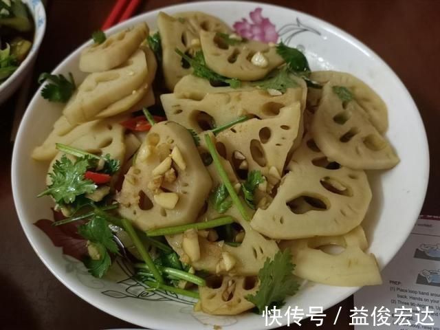 高温|带男友回家，爸爸顶着高温用柴火烧菜，吃完饭后男友留下2千元