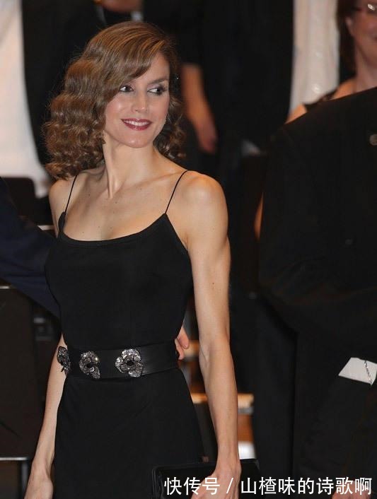 王后|西班牙王后一袭吊带紧身裙尽显“纸片腰”, 配迷人小卷发魅力爆棚!