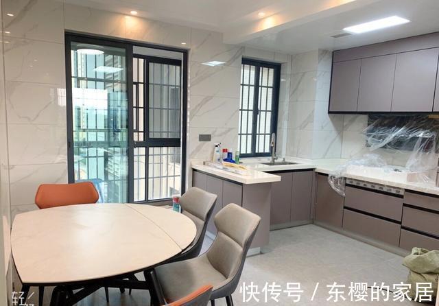 柜子|一家四口新房,鞋柜衣帽一体柜很实用,电视墙更是大气,很满意