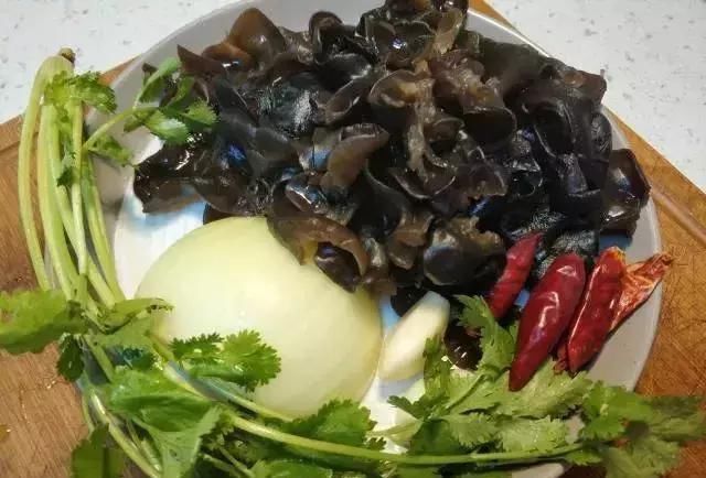 木耳和它是绝配,成本不到5块钱,吃一次相当于给肠道做个大扫除