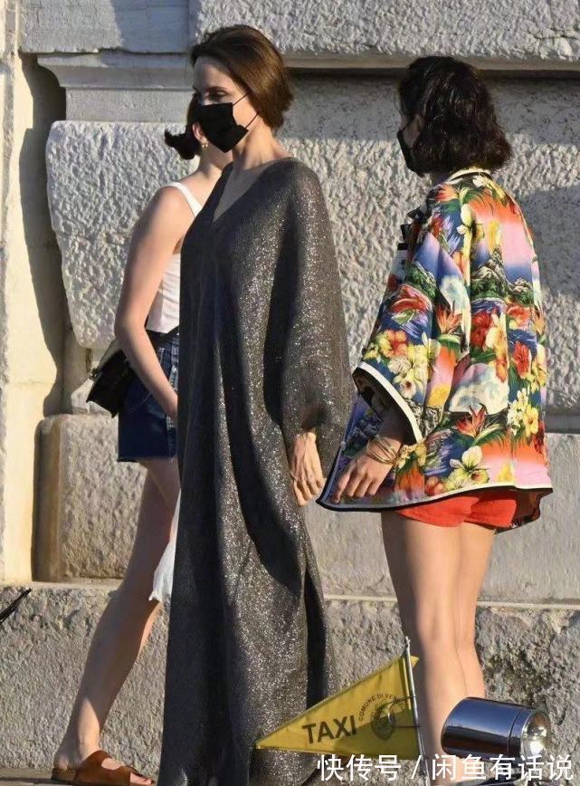 星空|朱莉“瘦过头”也有范,穿一身星空长袍出门,靠女王气场撑起衣服