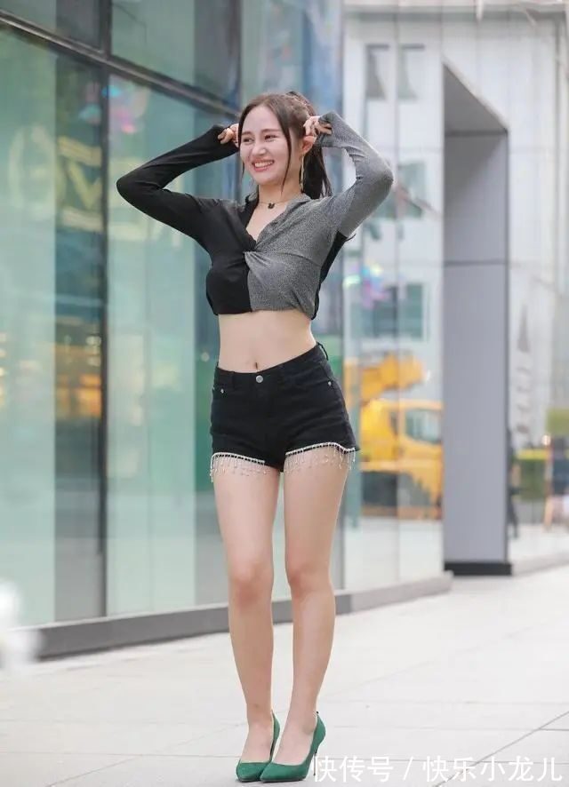 有形状 黑灰撞色上衣搭配黑色碎边短裤,休闲不失时尚,彰显独特女性时尚气质