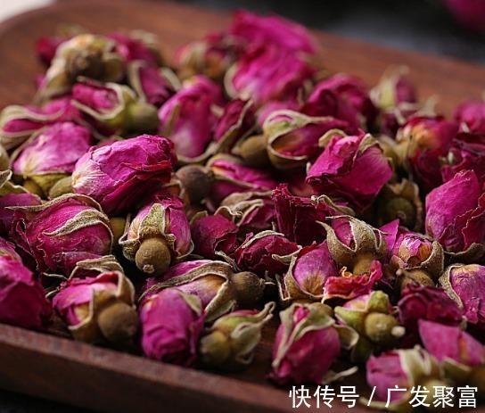 月经|玫瑰花和此物泡水喝,调理月经,气血足了,远离手脚冰凉!