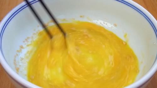 生坯|三个鸡蛋一碗面，教你不用烤箱做面包，蓬松柔软味道好，一看就会