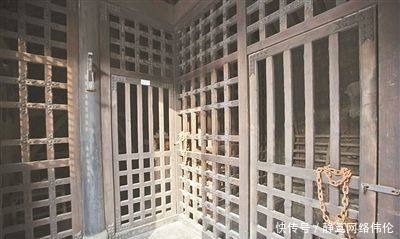 此大臣不懂做官,就爱骂皇上,越骂官却越大,皇上死后哭到吐血