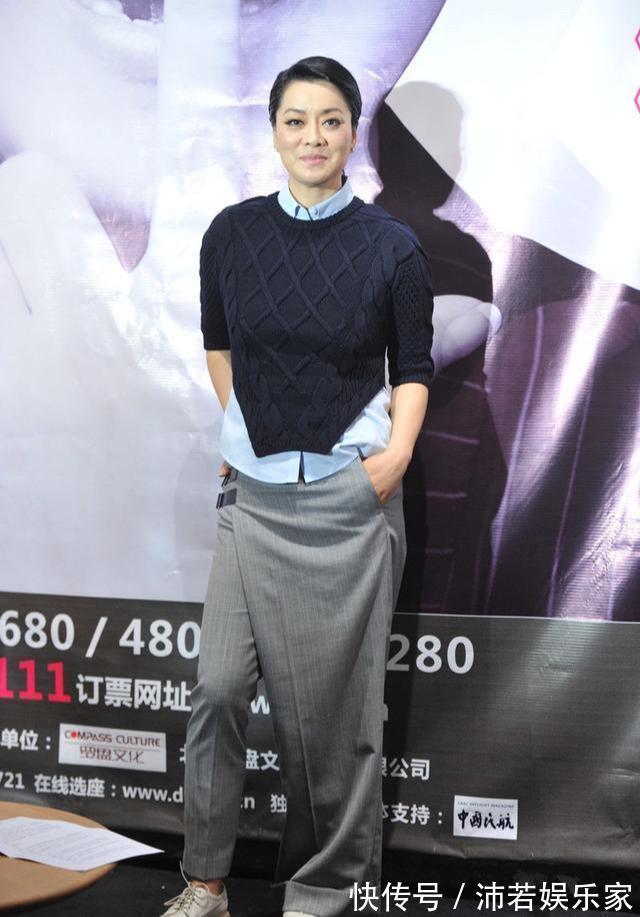 西裤|57岁的毛阿敏依然时髦,短发中性风干练十足,不对称西裤是亮点