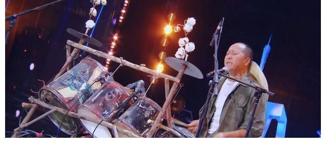 农村大叔用“破烂”表演,评委惊艳:邓紫棋落泪,谢霆锋登台点赞