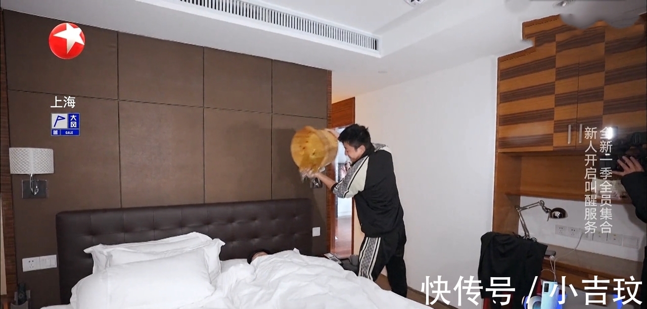 《极挑》王迅被泼水叫醒，郭京飞满头雪，方式不同背后是咖位现实