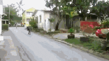 |搞笑GIF:日防夜防闺蜜难防