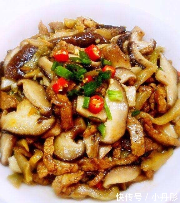 蘑菇|此菜，是儿子的最爱，鲜香嫩滑，儿子两天不吃就嘴馋，做法还简单