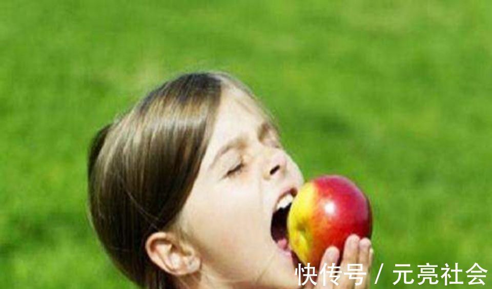 芳芳|7岁的我有一个女孩,奶奶说这是祝福的表示,医生的责备感到羞愧