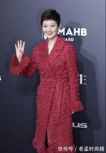 中年|中年女人穿衣典范!流苏风衣衬白皮肤,鱼尾纹明显依旧美