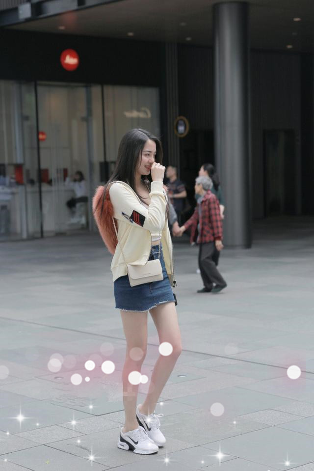 街拍性感紧身衣小姐姐,整体散发出青春活力气息