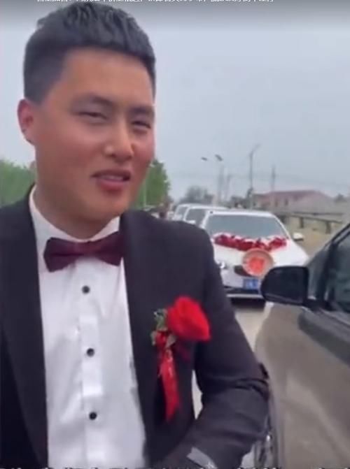 两辆婚车在桥上相遇进退两难，两家人的做法搞笑而不失面子