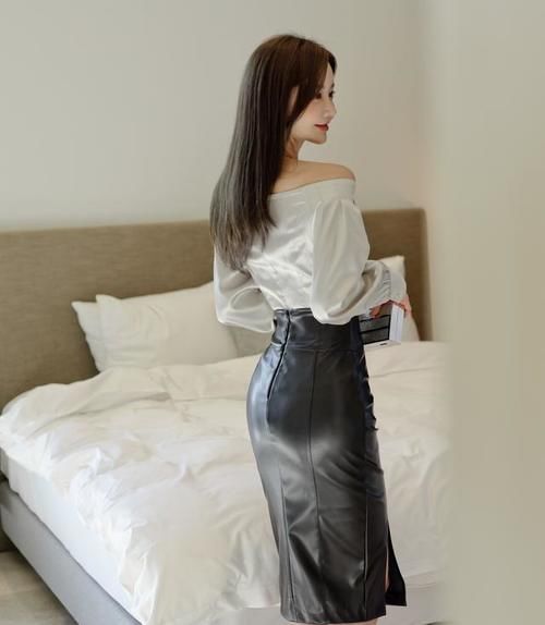 诙谐一字肩清凉衬衫搭配雅黑中长皮裙，塑造孙允珠水木清华