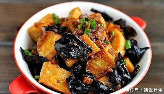 泡木耳不要只用水,学会这一招,1分钟就能泡发,木耳又大又软