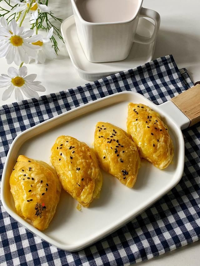 蛋挞皮|榴莲酥简单做法，几个蛋挞皮，一块榴莲，儿子说比买的还好吃