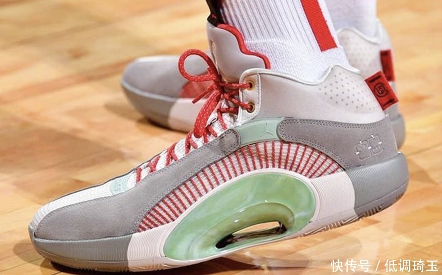 顶级排面!鞋王塔克上脚两双冠希兵马俑!下月登场