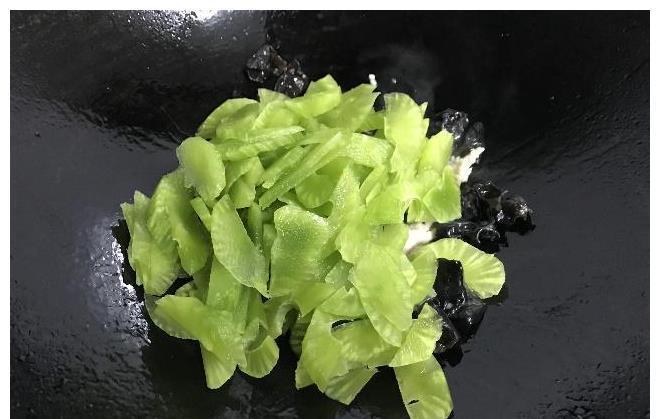 鲜美|这两种菜一起炒，补血效果翻倍，鲜美营养，贫血的人要多吃