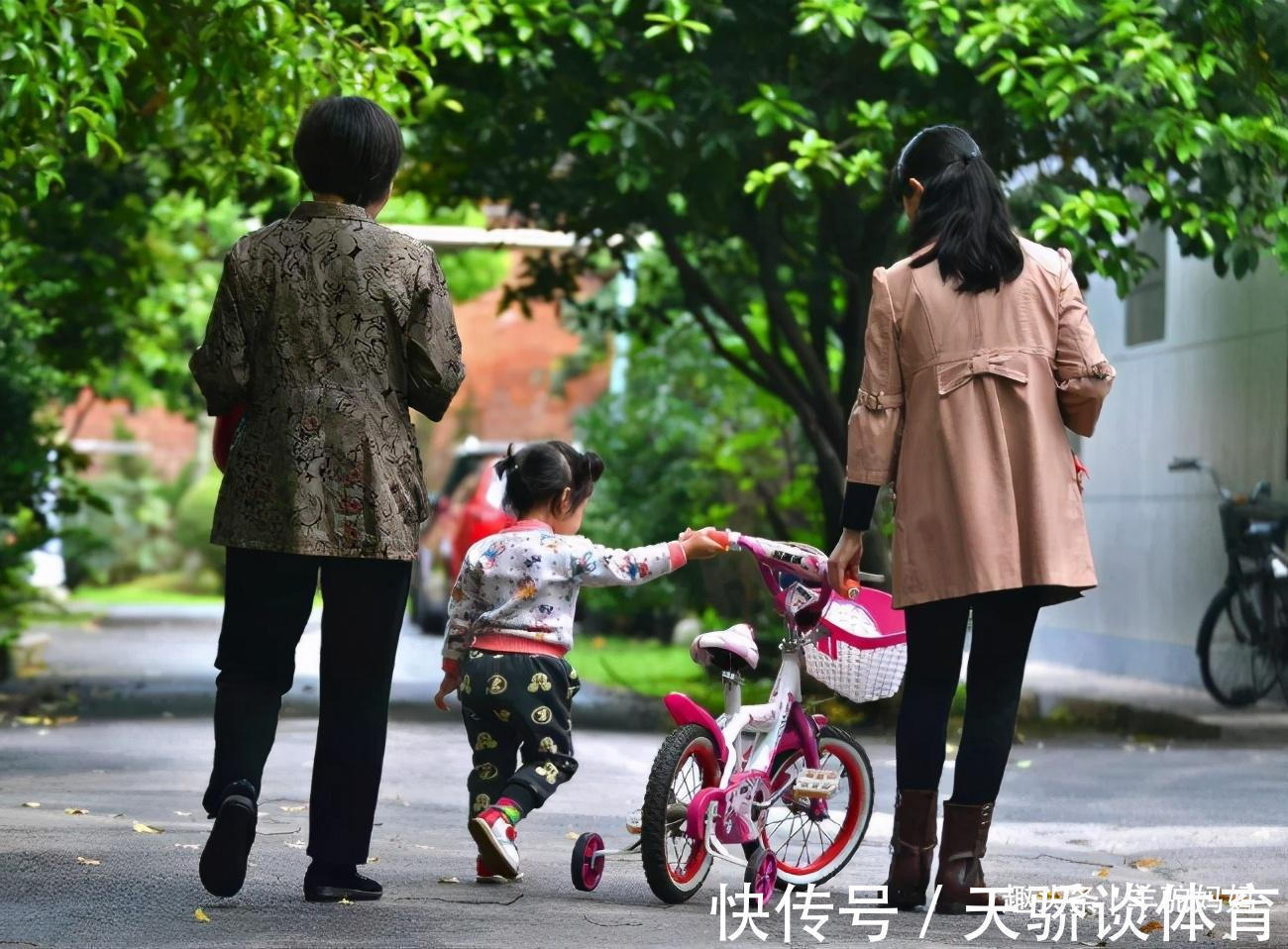 爷爷奶奶|姥姥带大的孩子,为什么更喜欢奶奶?孩子的心里话,家长最好重视