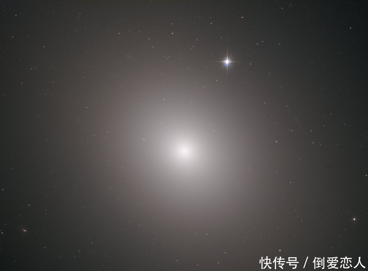 NASA:哈勃望远镜捕捉到了一个巨大星系的明亮心脏