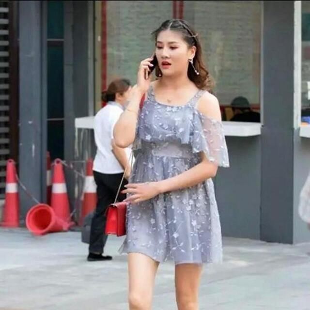 背心|路人街拍，美女搭配荧光色背心，穿出属于自己的完美气质