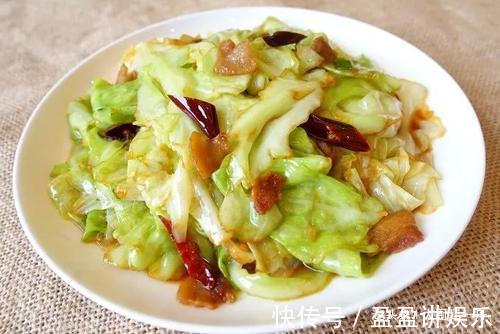 原来炒包菜也有窍门，多加这一步，包菜脆嫩又入味，比吃肉还过瘾