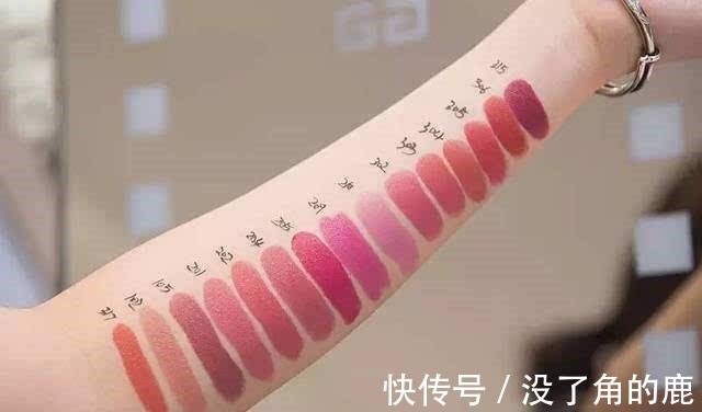 口红 在专柜买口红时, 懂行人都会做3件事, 柜姐看了不敢随便“忽悠”!