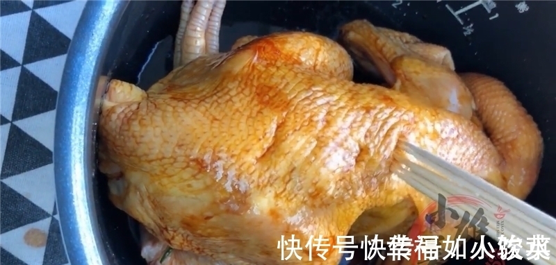 电饭锅|一整只鸡丢进电饭锅, 不用一滴水, 做出来鲜嫩多汁, 超级好吃