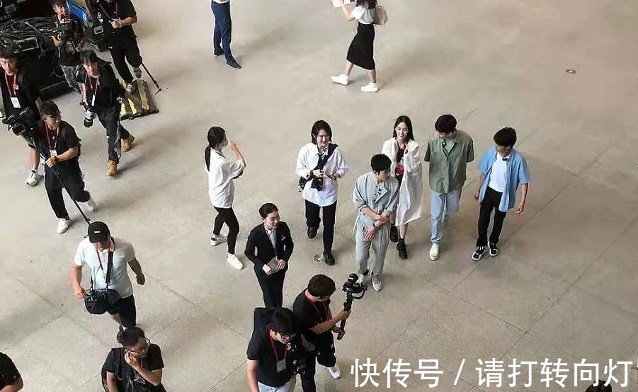 中餐厅|《中餐厅》路透看点多!丁真穿白衬衫做饭不怕脏,龚俊帅出新高度!